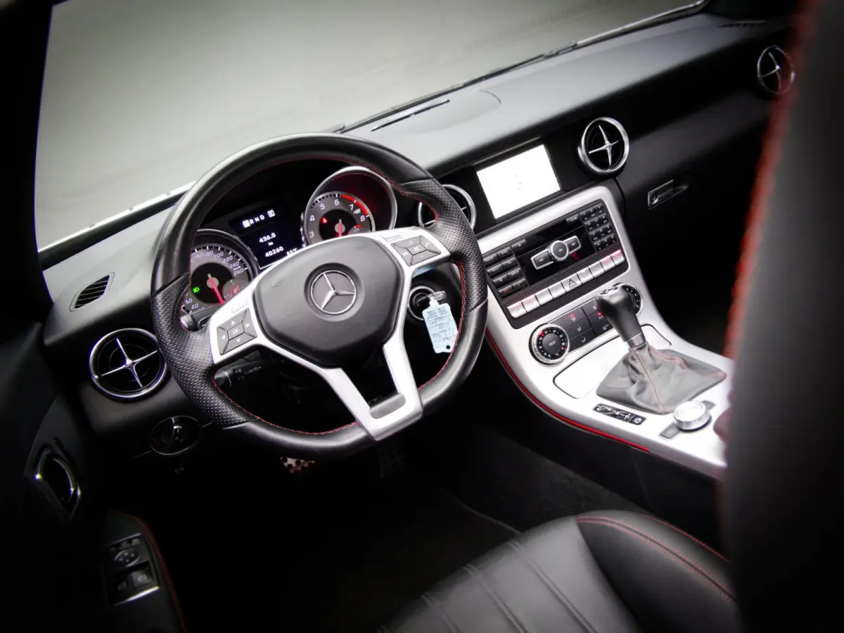 200 AMG-Line (SFEERVERLICHTING, STOEL- & NEKVERWARMING, NAVIGATIESYSTEEM, CRUISE CONTROL, BLUETOOTH)