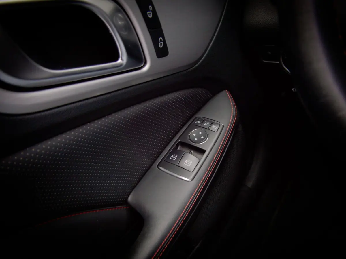 200 AMG-Line (SFEERVERLICHTING, STOEL- & NEKVERWARMING, NAVIGATIESYSTEEM, CRUISE CONTROL, BLUETOOTH)
