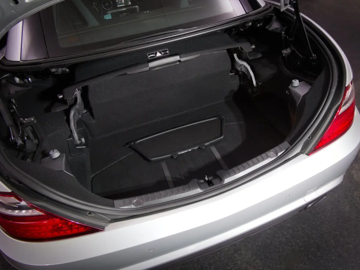 200 AMG-Line (SFEERVERLICHTING, STOEL- & NEKVERWARMING, NAVIGATIESYSTEEM, CRUISE CONTROL, BLUETOOTH)