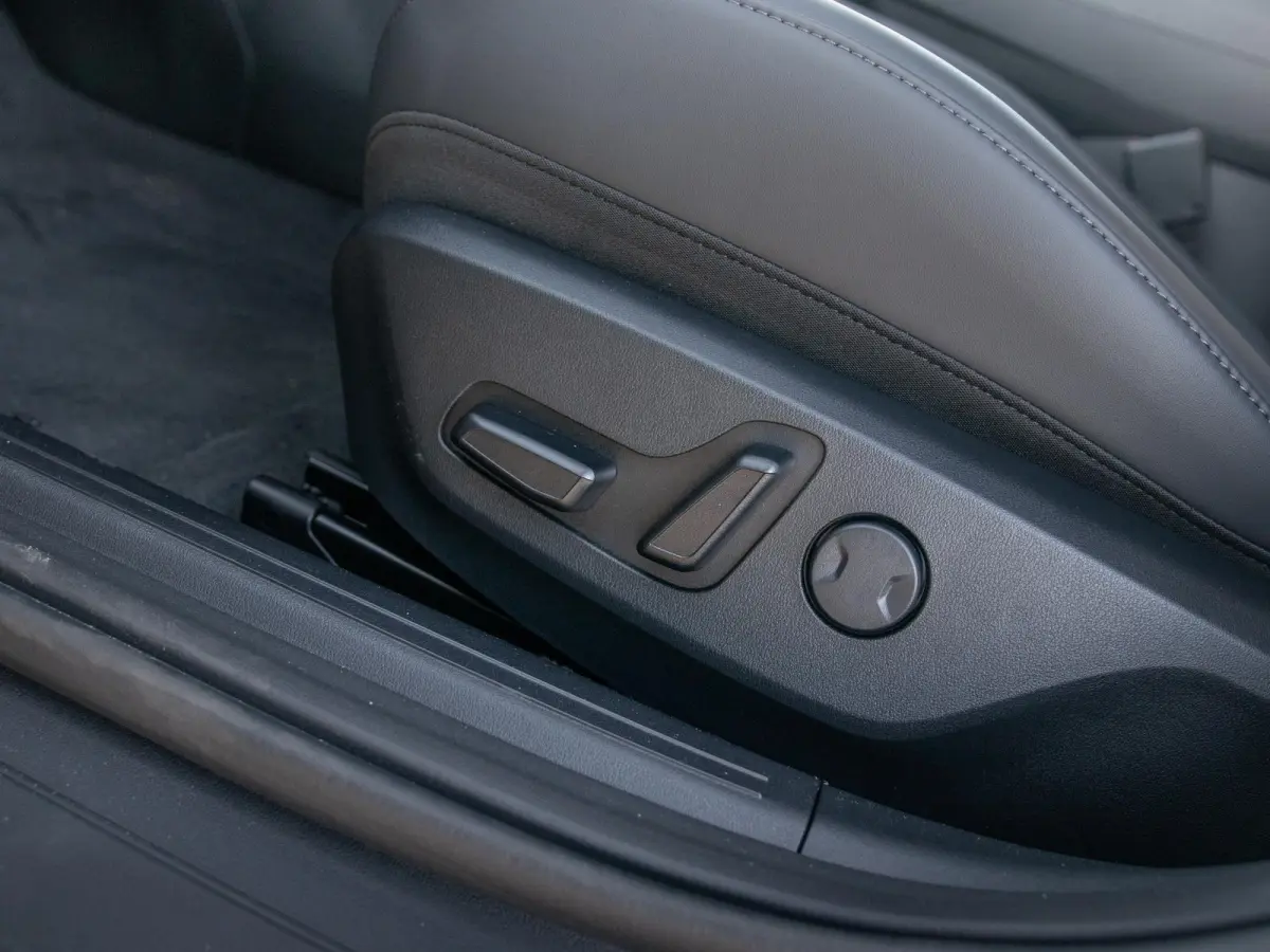 Plus Advanced 81.4 kWh | Schuif-/Kanteldak | Stoel&Stuur Verwarming | Adapt. Cruise. | Camera | Carplay | Navi. | Clima. | Dodehoekassistentie | Harman Kardon
