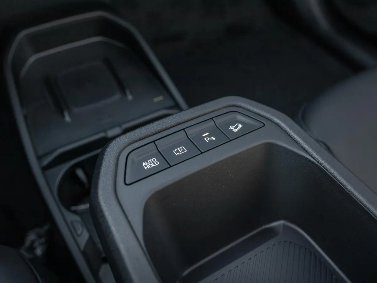 Plus Advanced 81.4 kWh | Schuif-/Kanteldak | Stoel&Stuur Verwarming | Adapt. Cruise. | Camera | Carplay | Navi. | Clima. | Dodehoekassistentie | Harman Kardon