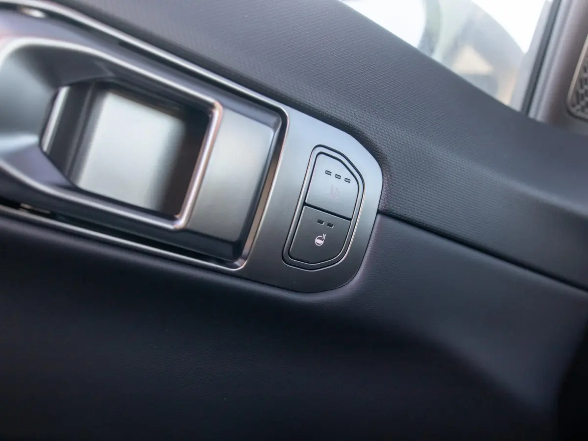 Plus Advanced 81.4 kWh | Schuif-/Kanteldak | Stoel&Stuur Verwarming | Adapt. Cruise. | Camera | Carplay | Navi. | Clima. | Dodehoekassistentie | Harman Kardon