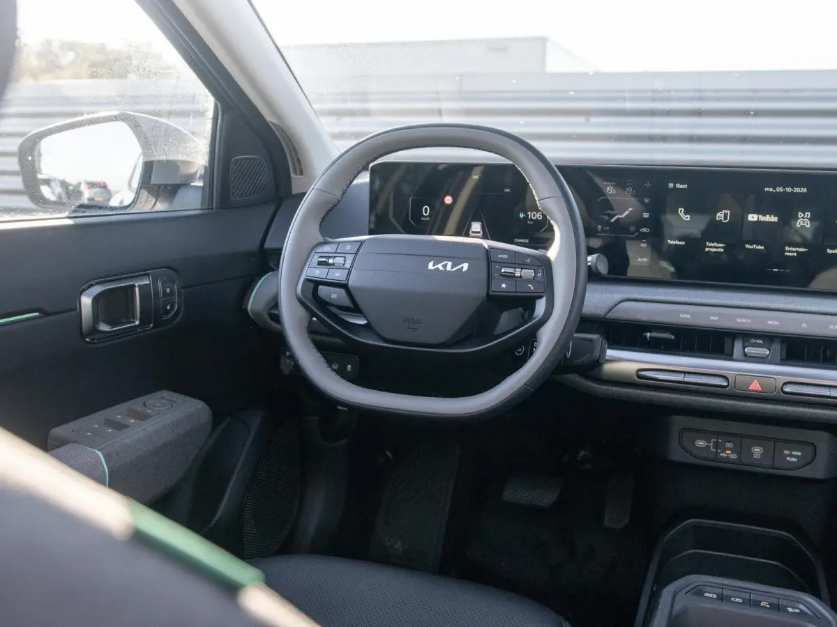 Plus Advanced 81.4 kWh | Schuif-/Kanteldak | Stoel&Stuur Verwarming | Adapt. Cruise. | Camera | Carplay | Navi. | Clima. | Dodehoekassistentie | Harman Kardon