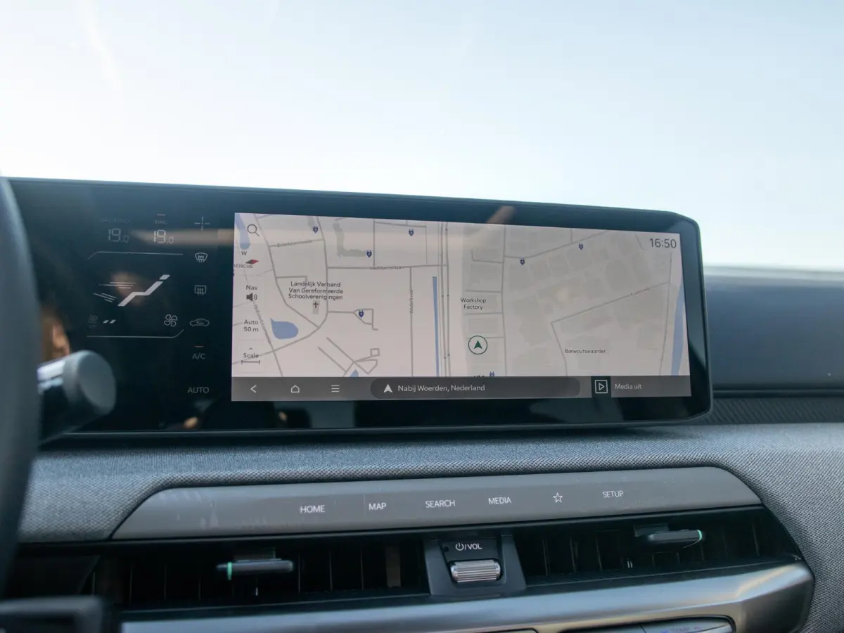 Plus Advanced 81.4 kWh | Schuif-/Kanteldak | Stoel&Stuur Verwarming | Adapt. Cruise. | Camera | Carplay | Navi. | Clima. | Dodehoekassistentie | Harman Kardon