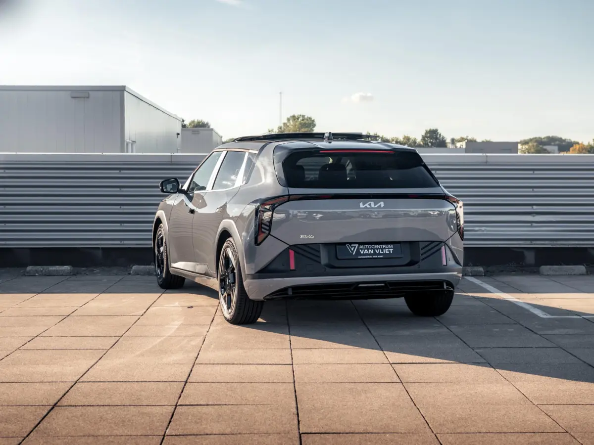 Plus Advanced 81.4 kWh | Schuif-/Kanteldak | Stoel&Stuur Verwarming | Adapt. Cruise. | Camera | Carplay | Navi. | Clima. | Dodehoekassistentie | Harman Kardon