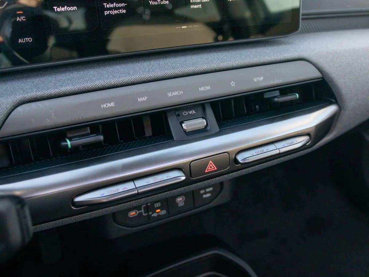 Plus Advanced 81.4 kWh | Schuif-/Kanteldak | Stoel&Stuur Verwarming | Adapt. Cruise. | Camera | Carplay | Navi. | Clima. | Dodehoekassistentie | Harman Kardon