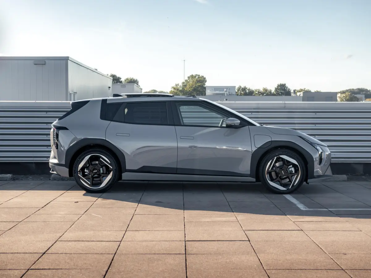 Plus Advanced 81.4 kWh | Schuif-/Kanteldak | Stoel&Stuur Verwarming | Adapt. Cruise. | Camera | Carplay | Navi. | Clima. | Dodehoekassistentie | Harman Kardon