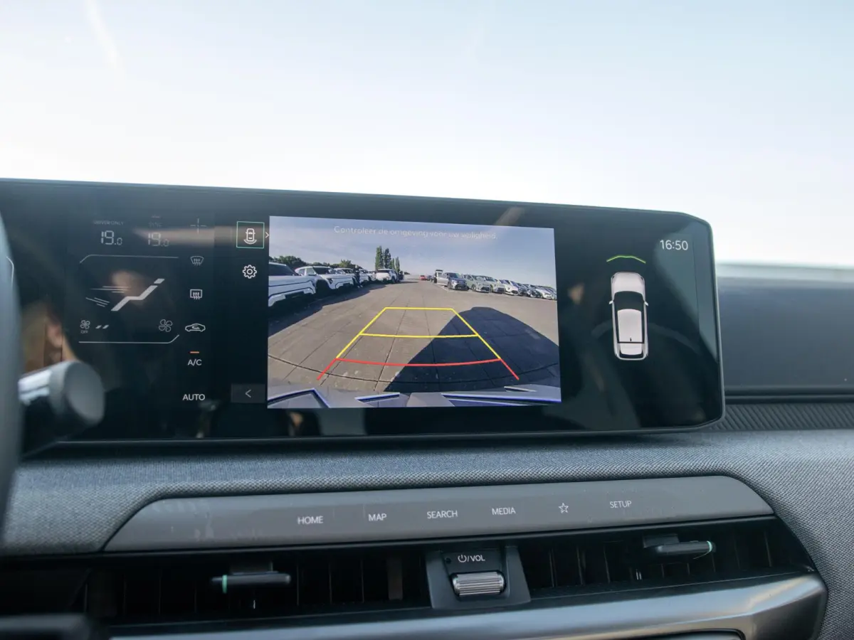 Plus Advanced 81.4 kWh | Schuif-/Kanteldak | Stoel&Stuur Verwarming | Adapt. Cruise. | Camera | Carplay | Navi. | Clima. | Dodehoekassistentie | Harman Kardon