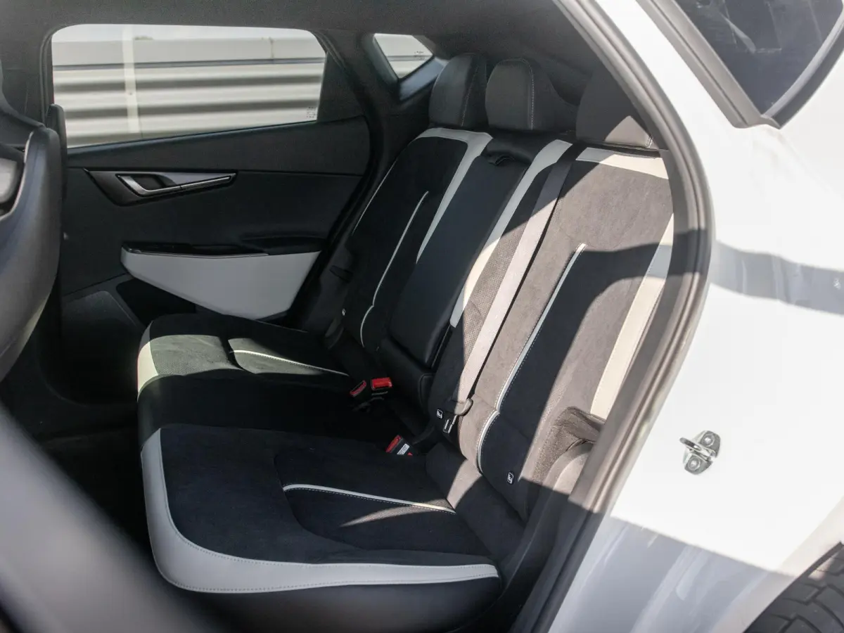 GT-Line Business Edition 84 kWh | Direct leverbaar | Gunstige fiscale waarde | Navi. | Clima. | Adapt. Cruise. | Stoel&Stuur Verwarming | Dodehoekassistentie | GT-Line Vegan Lederen Bekledin