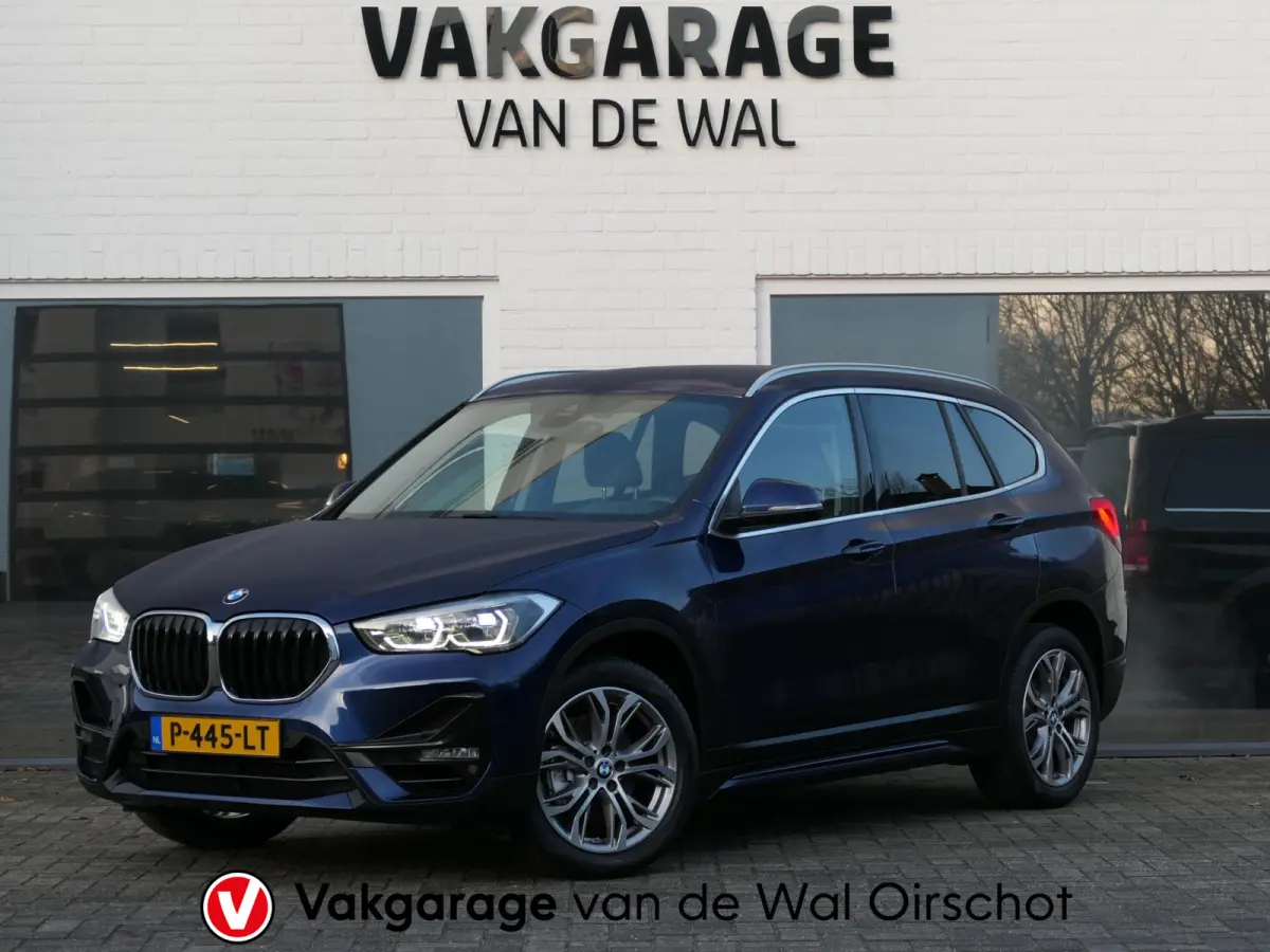 sDrive18i High Executive | Orange edition | Trekhaak | Achteruitrijcamera | Sport stoelen | LED | Elektrische achterklep | Stoelverwarming | Climate Control