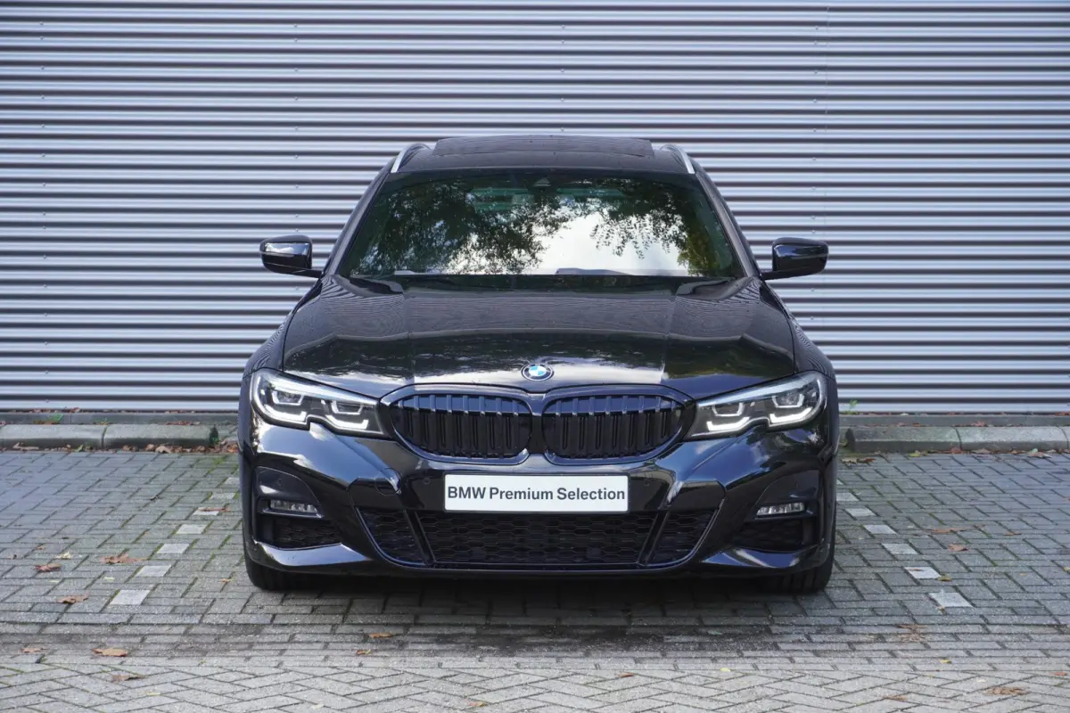 330i High Executive | Glazen panoramadak | Achteruitrijcamera | HiFi System | Elektrisch verwarmde voorstoelen |