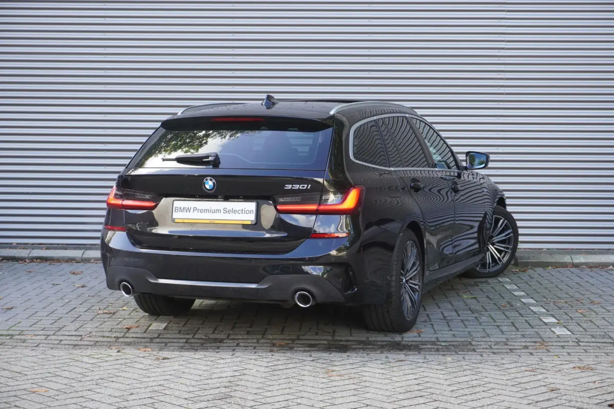 330i High Executive | Glazen panoramadak | Achteruitrijcamera | HiFi System | Elektrisch verwarmde voorstoelen |