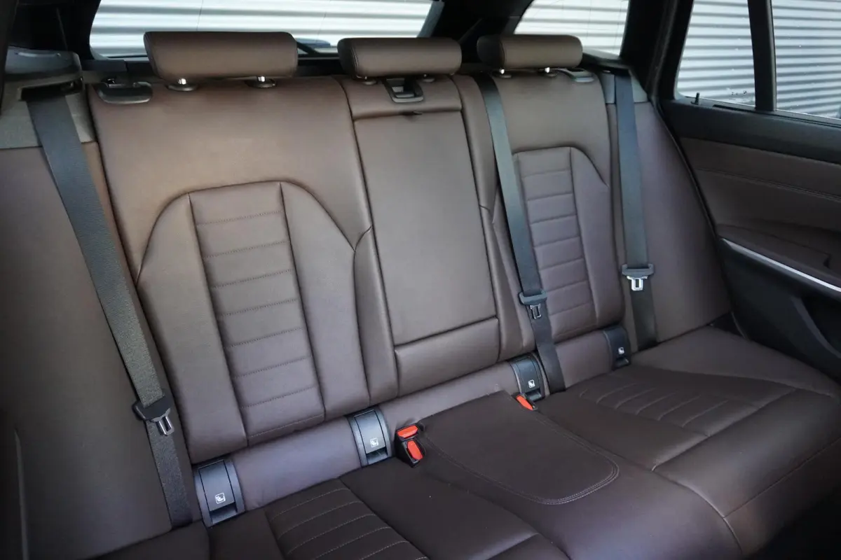 330i High Executive | Glazen panoramadak | Achteruitrijcamera | HiFi System | Elektrisch verwarmde voorstoelen |