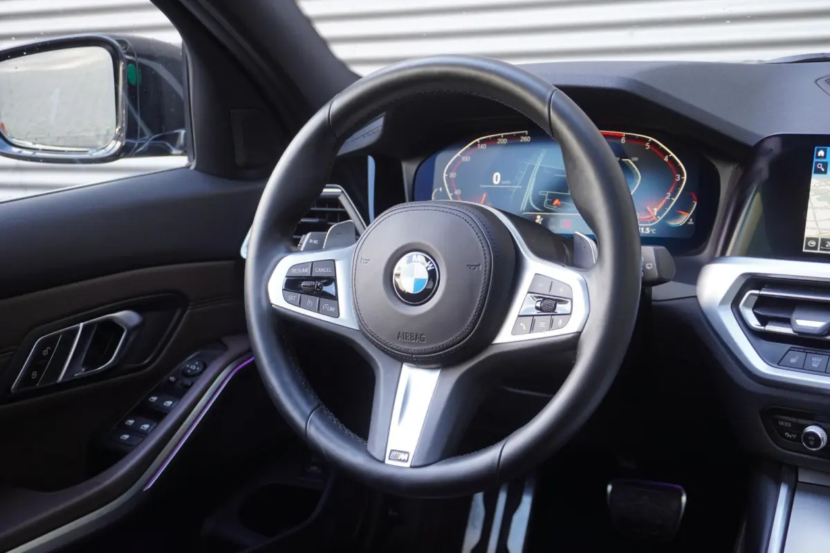 330i High Executive | Glazen panoramadak | Achteruitrijcamera | HiFi System | Elektrisch verwarmde voorstoelen |