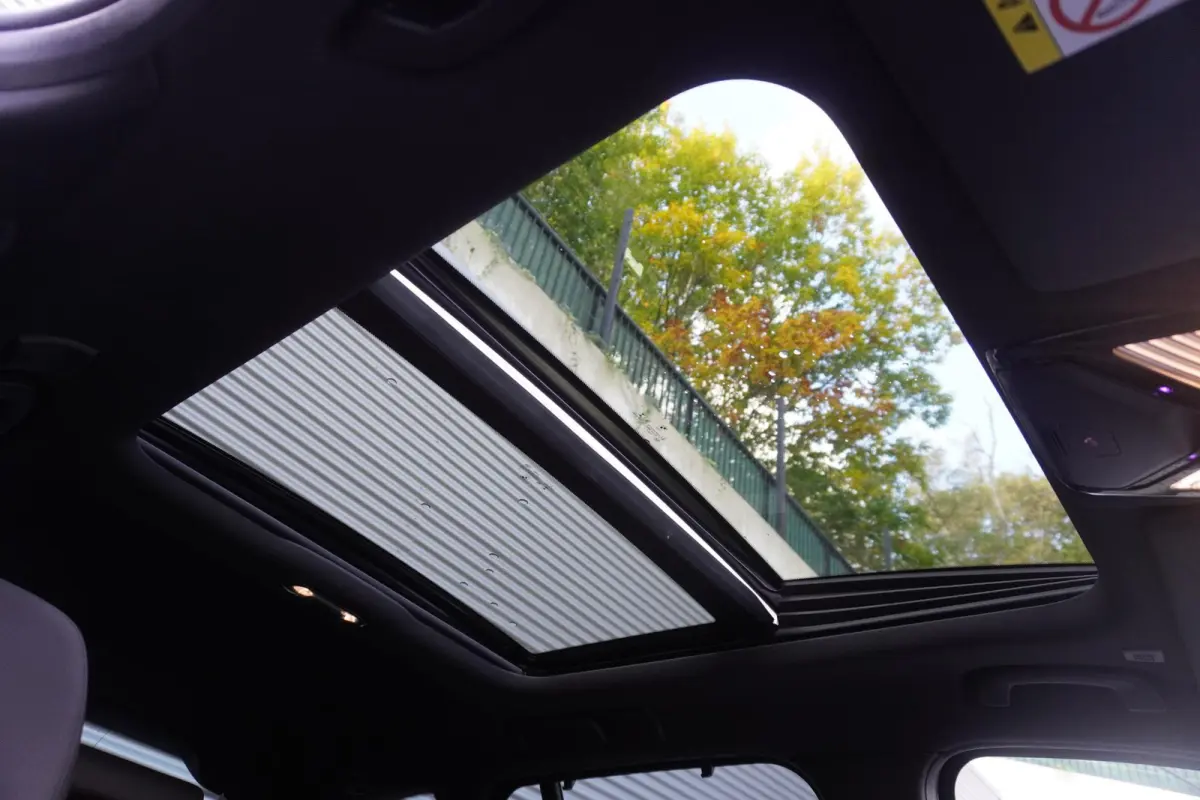 330i High Executive | Glazen panoramadak | Achteruitrijcamera | HiFi System | Elektrisch verwarmde voorstoelen |