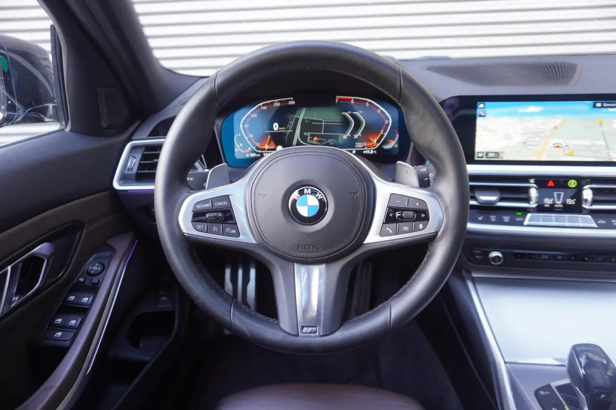 330i High Executive | Glazen panoramadak | Achteruitrijcamera | HiFi System | Elektrisch verwarmde voorstoelen |