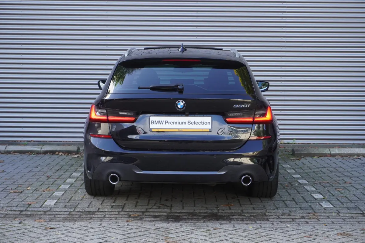 330i High Executive | Glazen panoramadak | Achteruitrijcamera | HiFi System | Elektrisch verwarmde voorstoelen |
