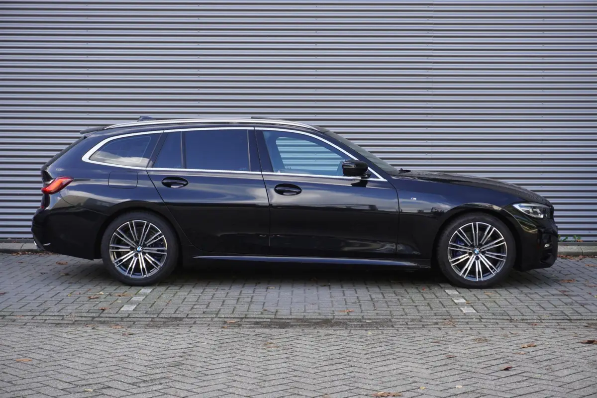 330i High Executive | Glazen panoramadak | Achteruitrijcamera | HiFi System | Elektrisch verwarmde voorstoelen |