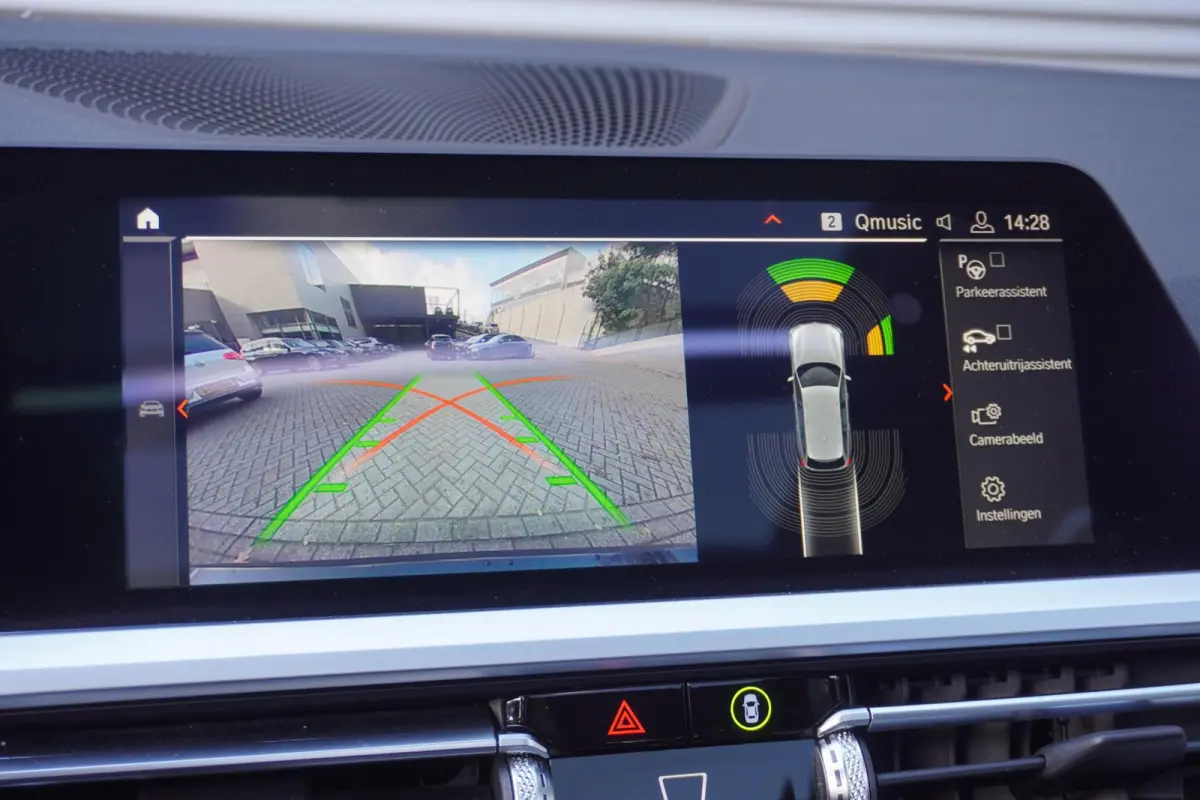 330i High Executive | Glazen panoramadak | Achteruitrijcamera | HiFi System | Elektrisch verwarmde voorstoelen |