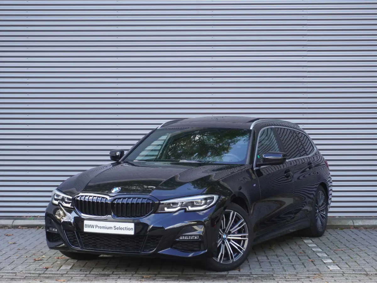 330i High Executive | Glazen panoramadak | Achteruitrijcamera | HiFi System | Elektrisch verwarmde voorstoelen |
