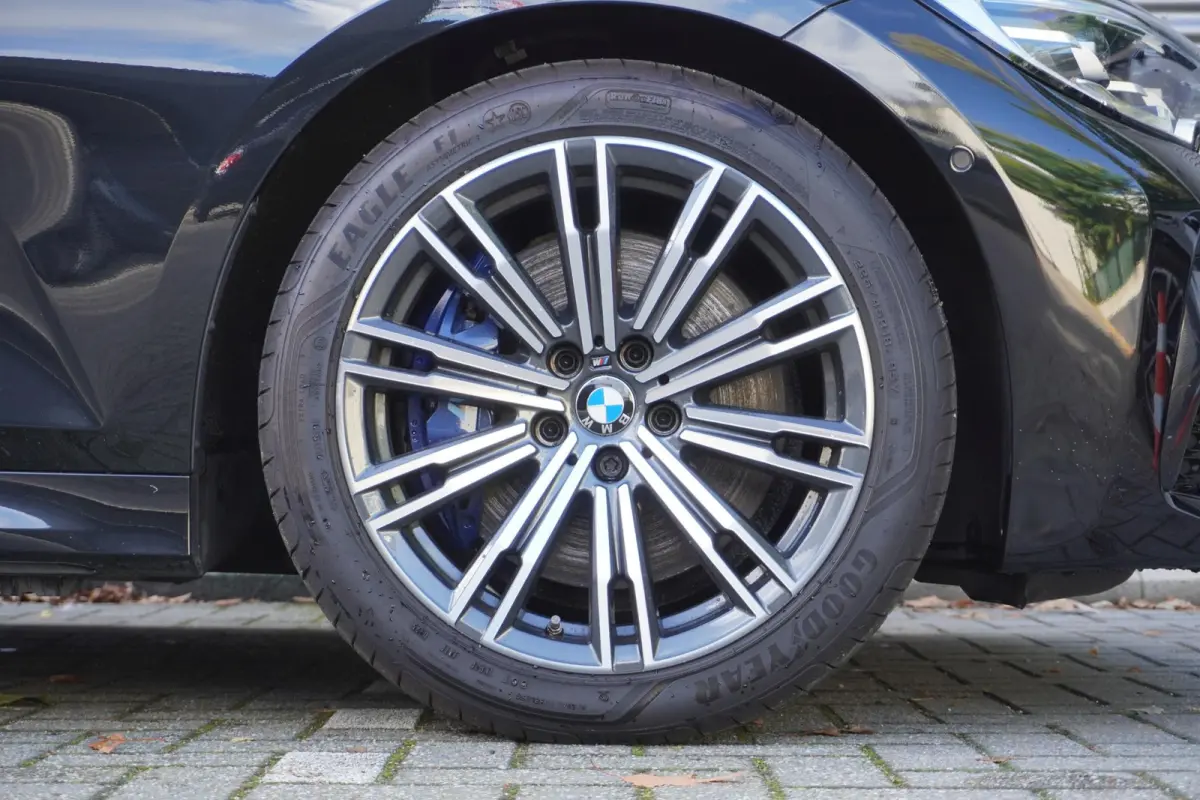 330i High Executive | Glazen panoramadak | Achteruitrijcamera | HiFi System | Elektrisch verwarmde voorstoelen |