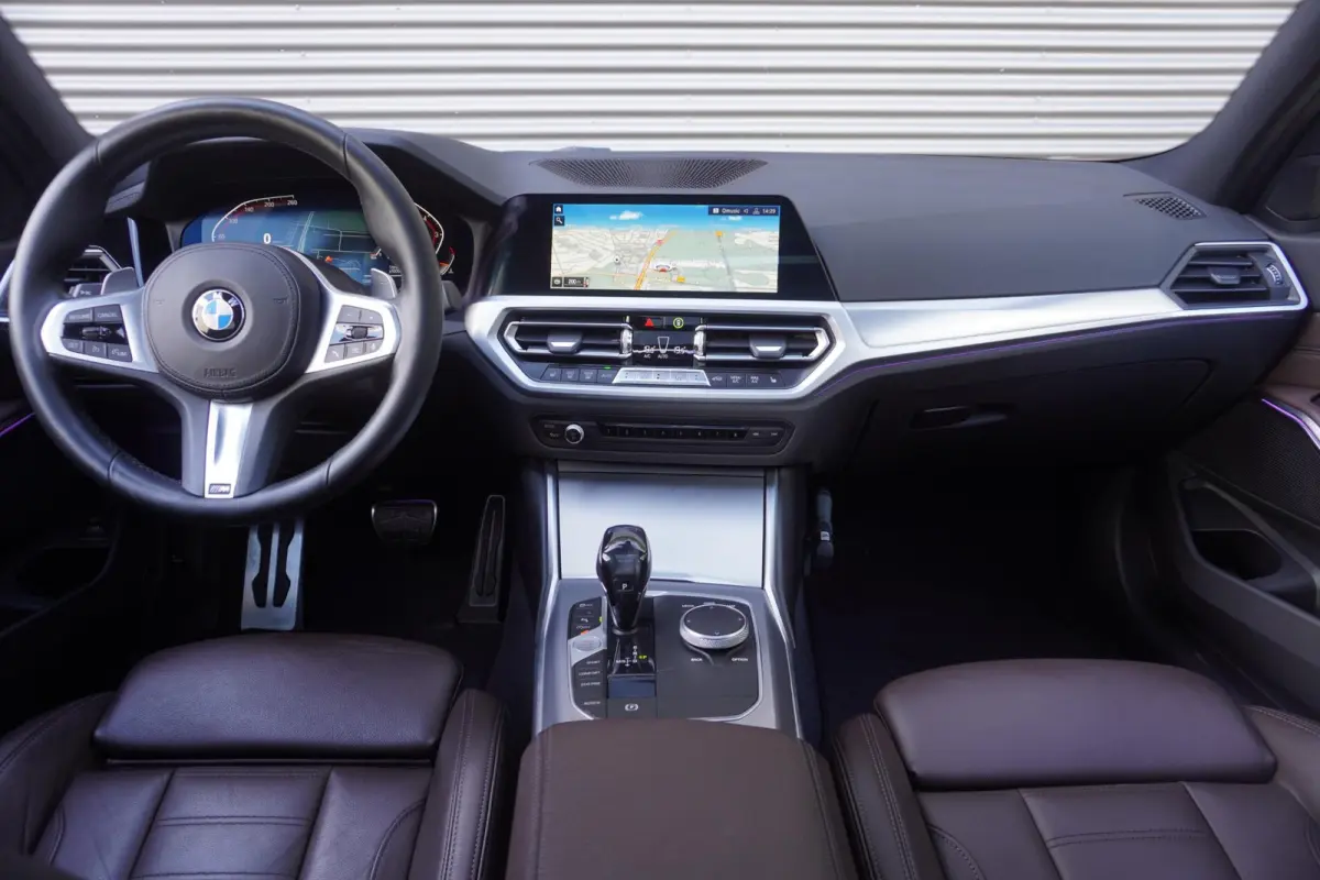 330i High Executive | Glazen panoramadak | Achteruitrijcamera | HiFi System | Elektrisch verwarmde voorstoelen |