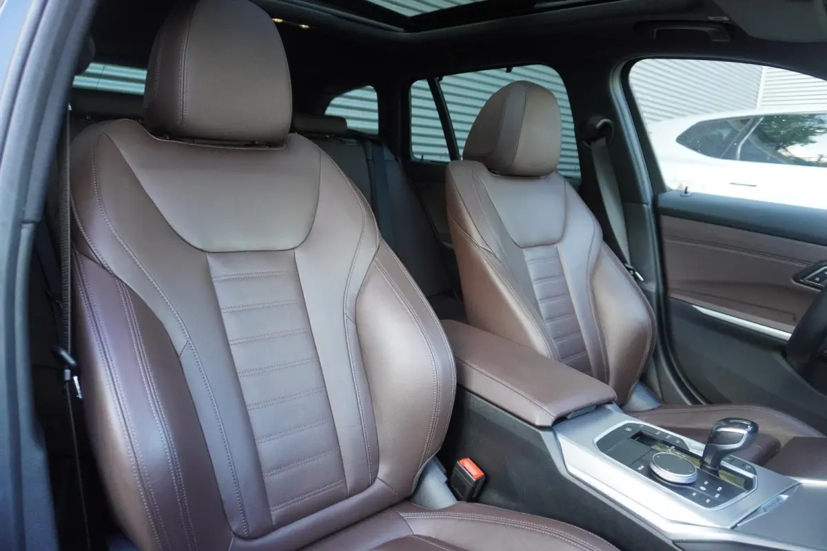 330i High Executive | Glazen panoramadak | Achteruitrijcamera | HiFi System | Elektrisch verwarmde voorstoelen |