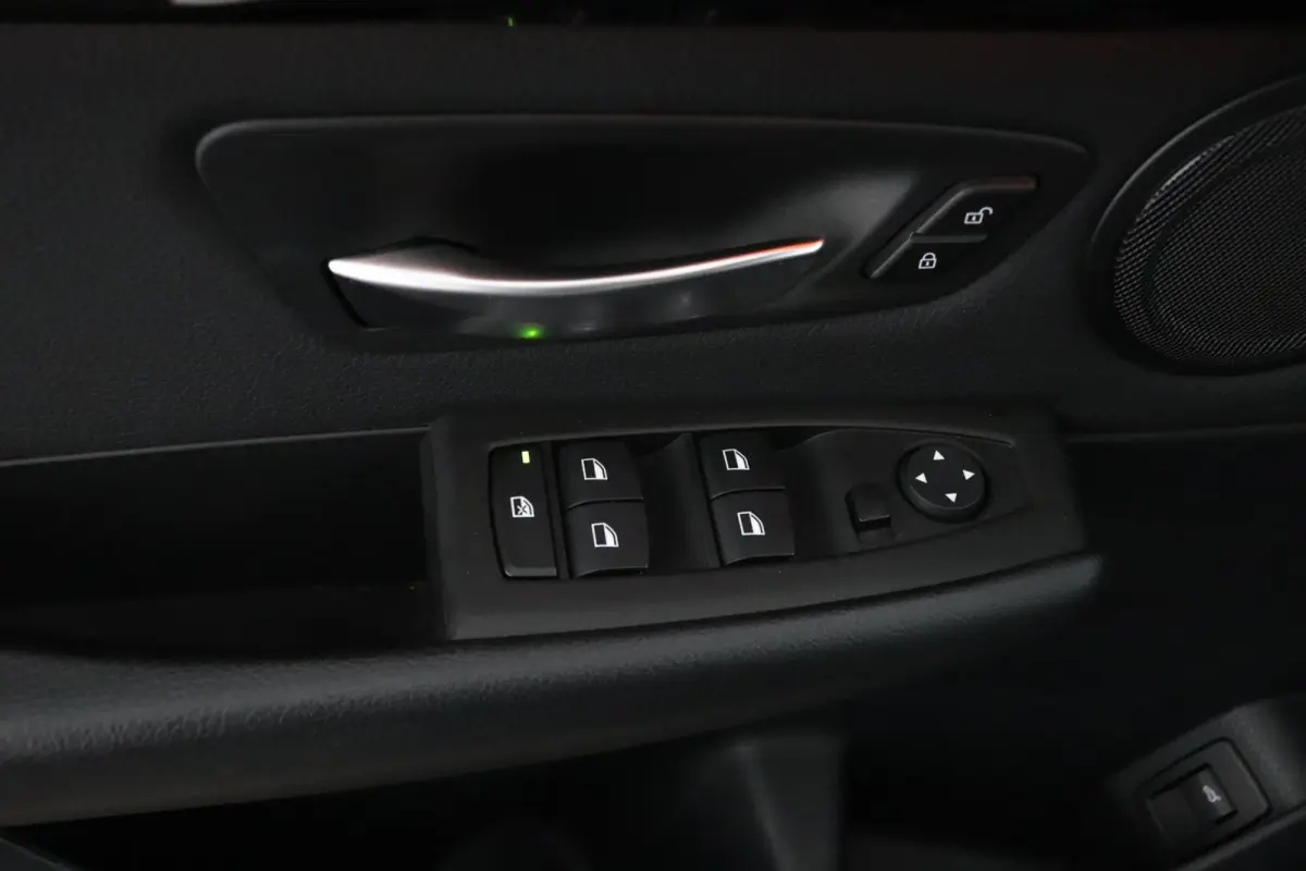 216i Executive | Cruise Control | Verwarmde voorstoelen | Park Distance Control voor/achter | Sportstoelen voor | Afneembare Trekhaak