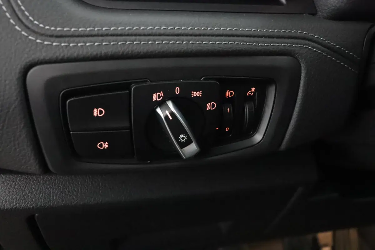 216i Executive | Cruise Control | Verwarmde voorstoelen | Park Distance Control voor/achter | Sportstoelen voor | Afneembare Trekhaak