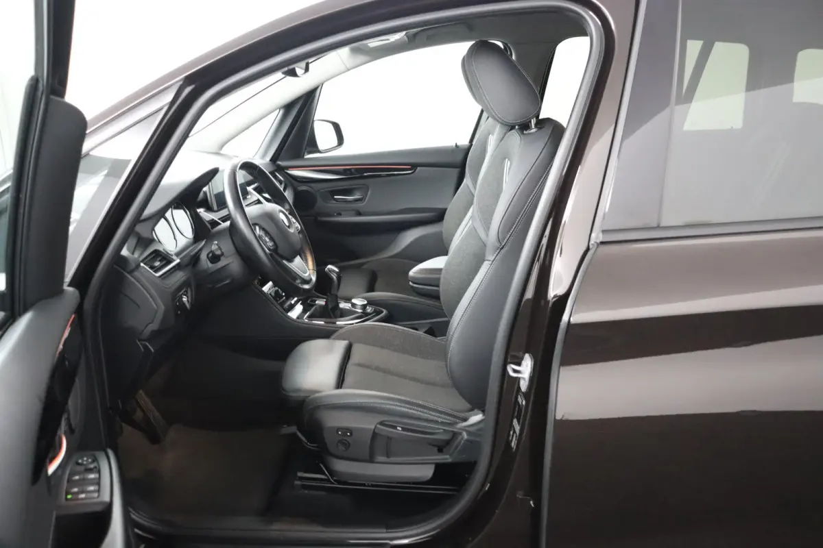 216i Executive | Cruise Control | Verwarmde voorstoelen | Park Distance Control voor/achter | Sportstoelen voor | Afneembare Trekhaak