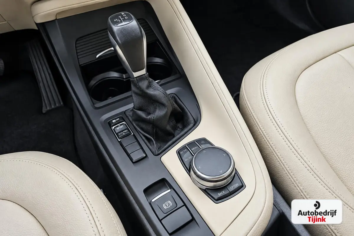sDrive20i Centennial High Executive | Automaat | Trekhaak | Navi | Stoelverwarming | HUD | Parkeersensoren | Leder |