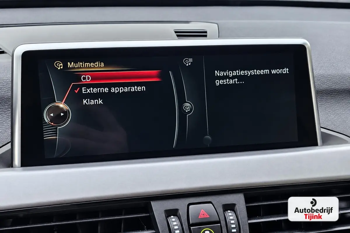 sDrive20i Centennial High Executive | Automaat | Trekhaak | Navi | Stoelverwarming | HUD | Parkeersensoren | Leder |