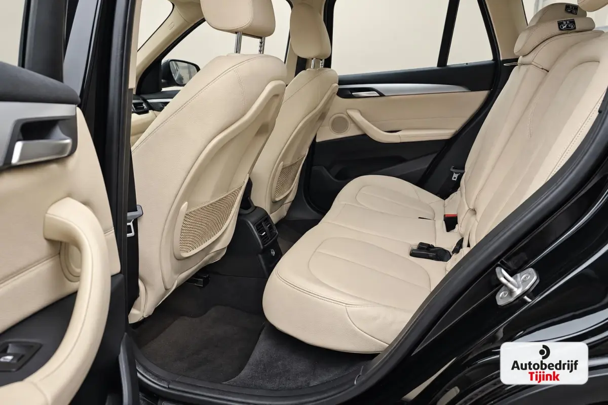 sDrive20i Centennial High Executive | Automaat | Trekhaak | Navi | Stoelverwarming | HUD | Parkeersensoren | Leder |