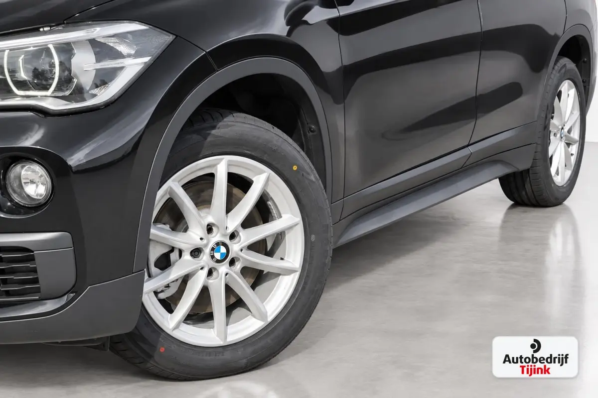 sDrive20i Centennial High Executive | Automaat | Trekhaak | Navi | Stoelverwarming | HUD | Parkeersensoren | Leder |