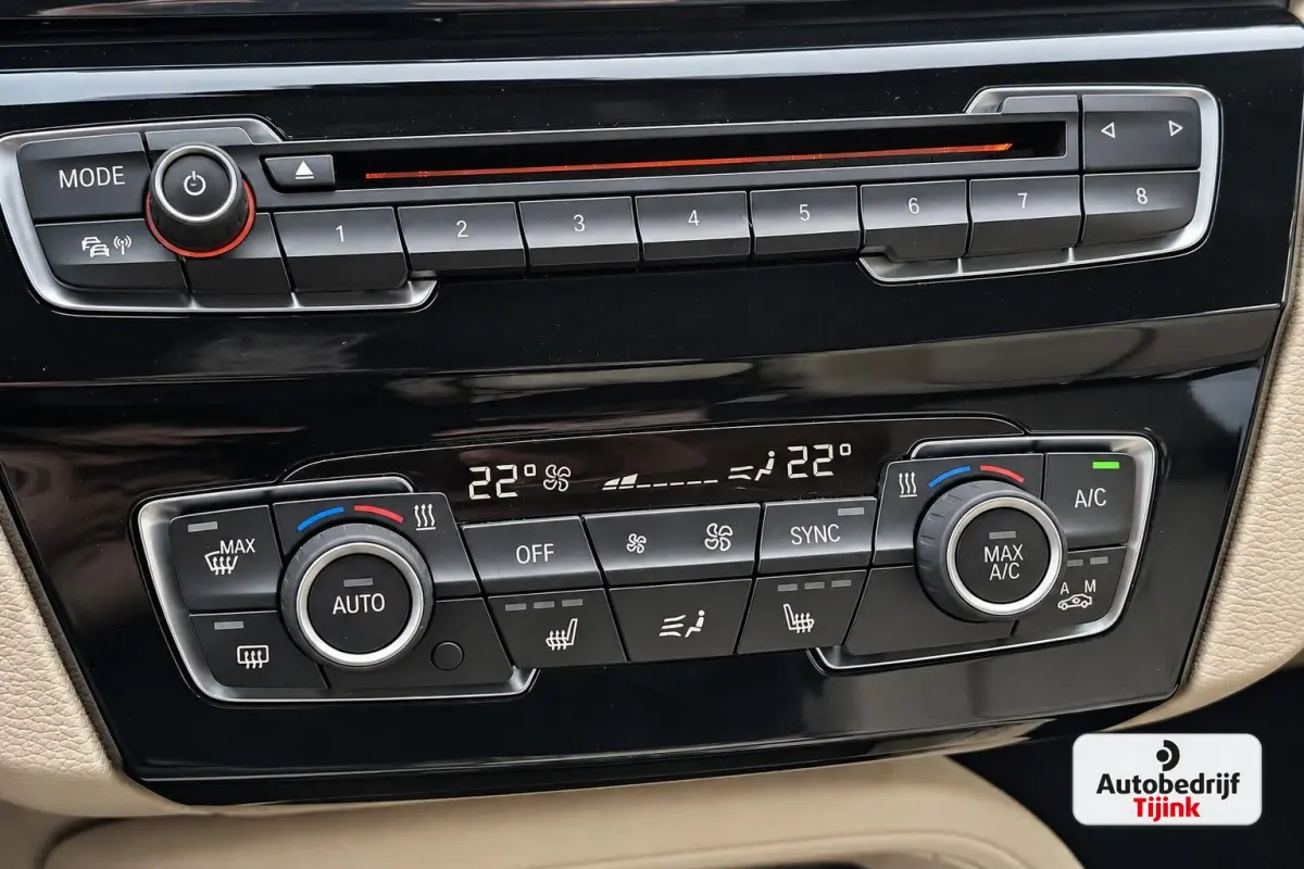 sDrive20i Centennial High Executive | Automaat | Trekhaak | Navi | Stoelverwarming | HUD | Parkeersensoren | Leder |