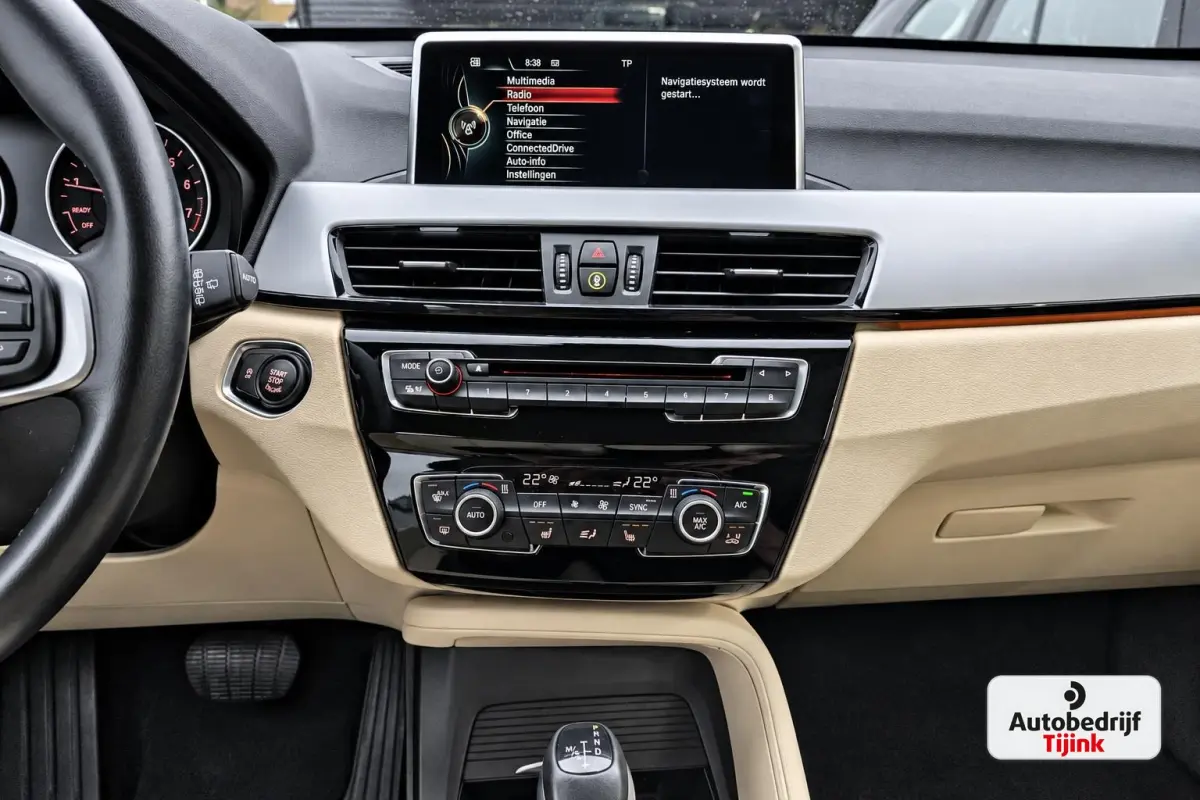 sDrive20i Centennial High Executive | Automaat | Trekhaak | Navi | Stoelverwarming | HUD | Parkeersensoren | Leder |