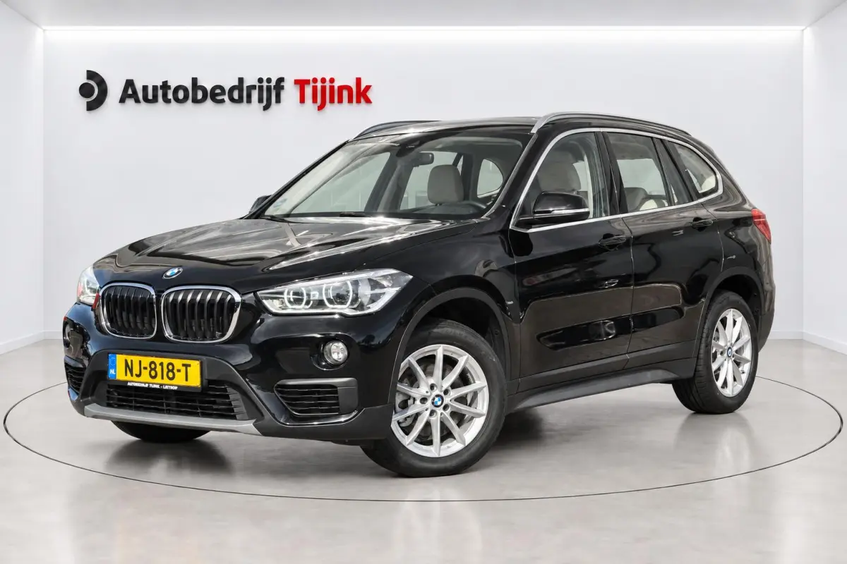 sDrive20i Centennial High Executive | Automaat | Trekhaak | Navi | Stoelverwarming | HUD | Parkeersensoren | Leder |