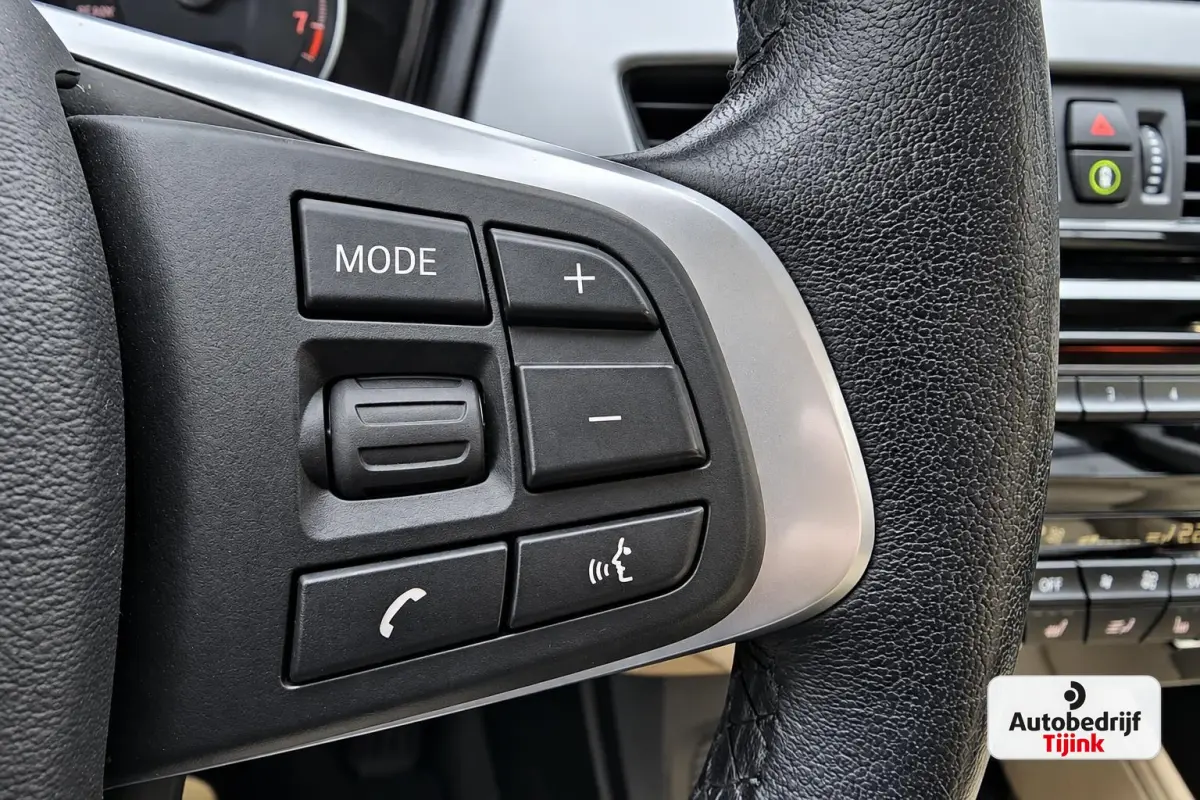 sDrive20i Centennial High Executive | Automaat | Trekhaak | Navi | Stoelverwarming | HUD | Parkeersensoren | Leder |