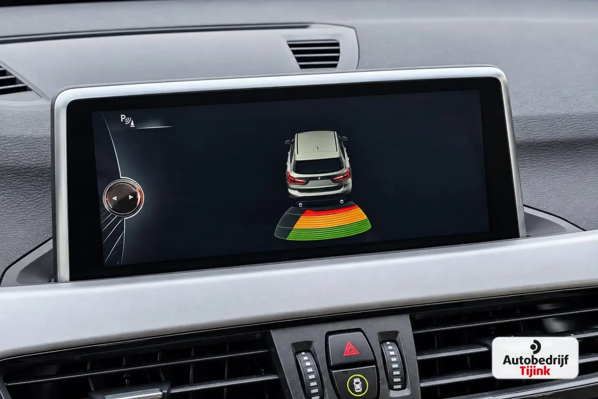 sDrive20i Centennial High Executive | Automaat | Trekhaak | Navi | Stoelverwarming | HUD | Parkeersensoren | Leder |