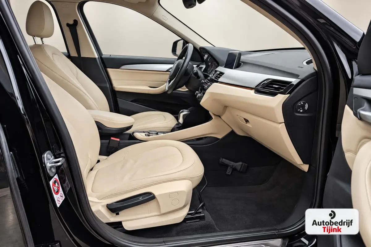 sDrive20i Centennial High Executive | Automaat | Trekhaak | Navi | Stoelverwarming | HUD | Parkeersensoren | Leder |