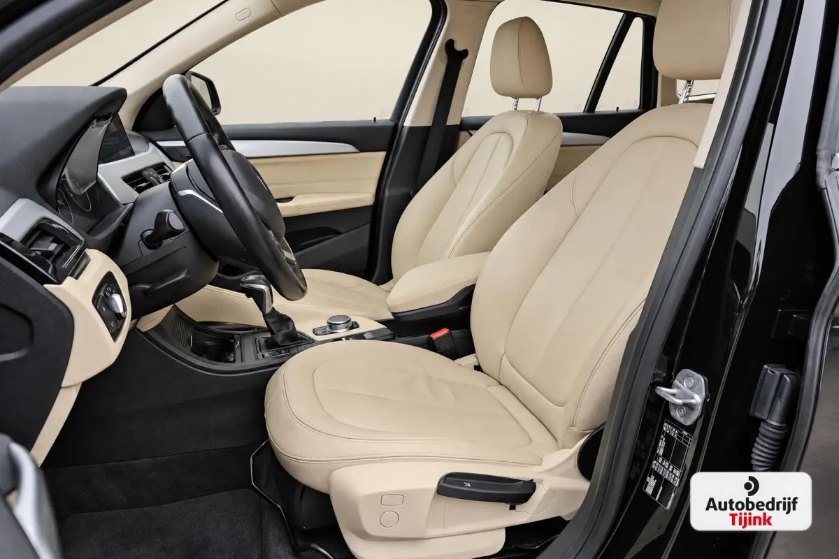 sDrive20i Centennial High Executive | Automaat | Trekhaak | Navi | Stoelverwarming | HUD | Parkeersensoren | Leder |