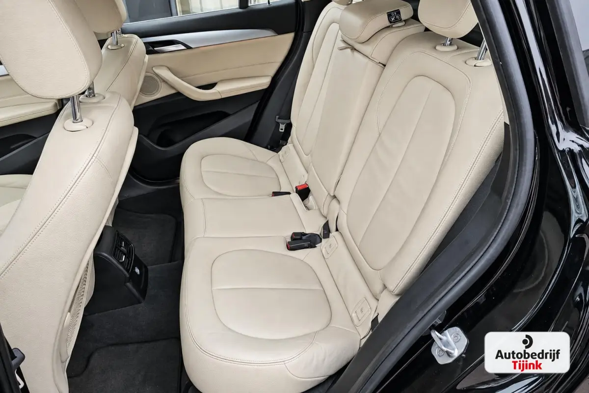 sDrive20i Centennial High Executive | Automaat | Trekhaak | Navi | Stoelverwarming | HUD | Parkeersensoren | Leder |
