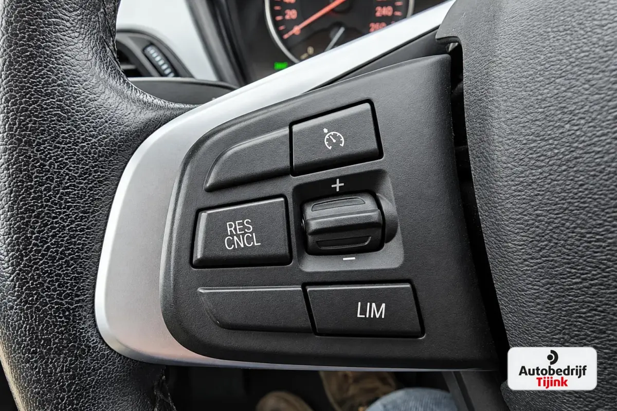 sDrive20i Centennial High Executive | Automaat | Trekhaak | Navi | Stoelverwarming | HUD | Parkeersensoren | Leder |