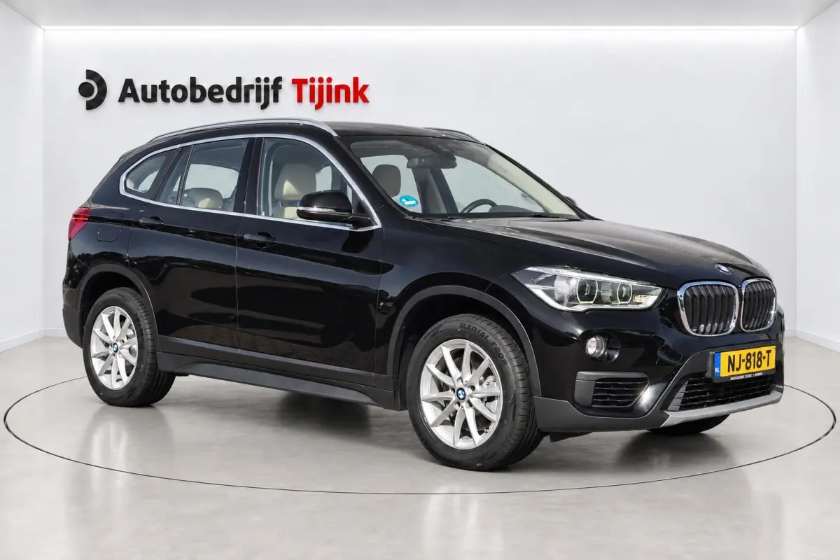 sDrive20i Centennial High Executive | Automaat | Trekhaak | Navi | Stoelverwarming | HUD | Parkeersensoren | Leder |