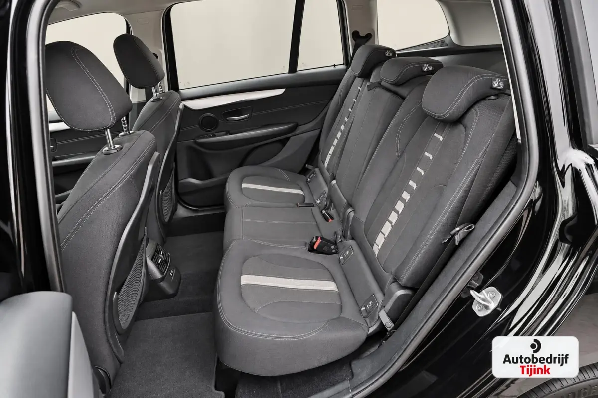 218i Business Edition | Automaat | LED | Trekhaak | Stoelverwarming | PDC | Elek. achterklep | HUD | Navi |