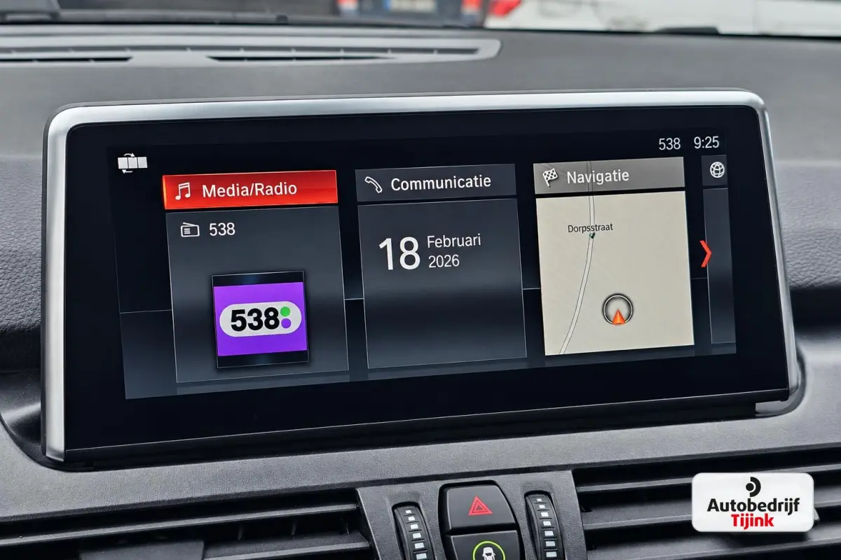 218i Business Edition | Automaat | LED | Trekhaak | Stoelverwarming | PDC | Elek. achterklep | HUD | Navi |