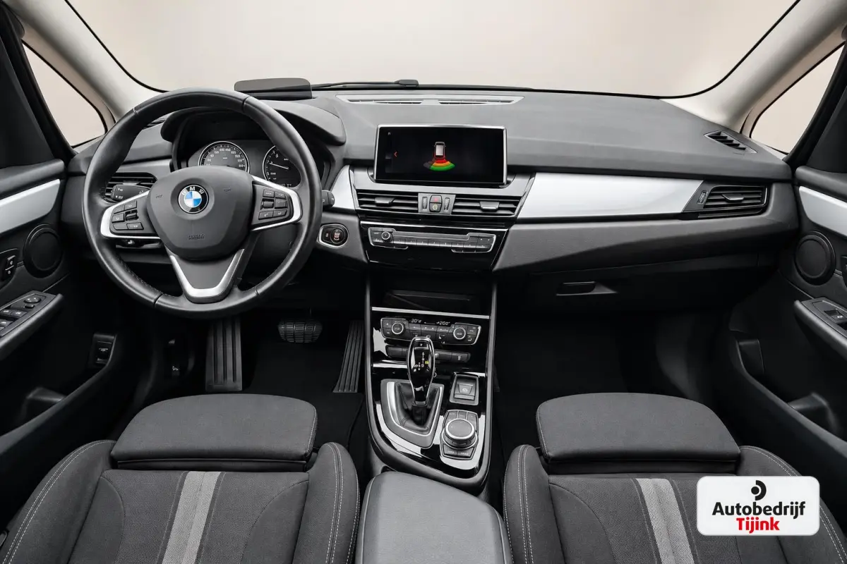 218i Business Edition | Automaat | LED | Trekhaak | Stoelverwarming | PDC | Elek. achterklep | HUD | Navi |