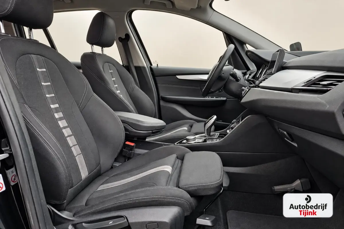 218i Business Edition | Automaat | LED | Trekhaak | Stoelverwarming | PDC | Elek. achterklep | HUD | Navi |