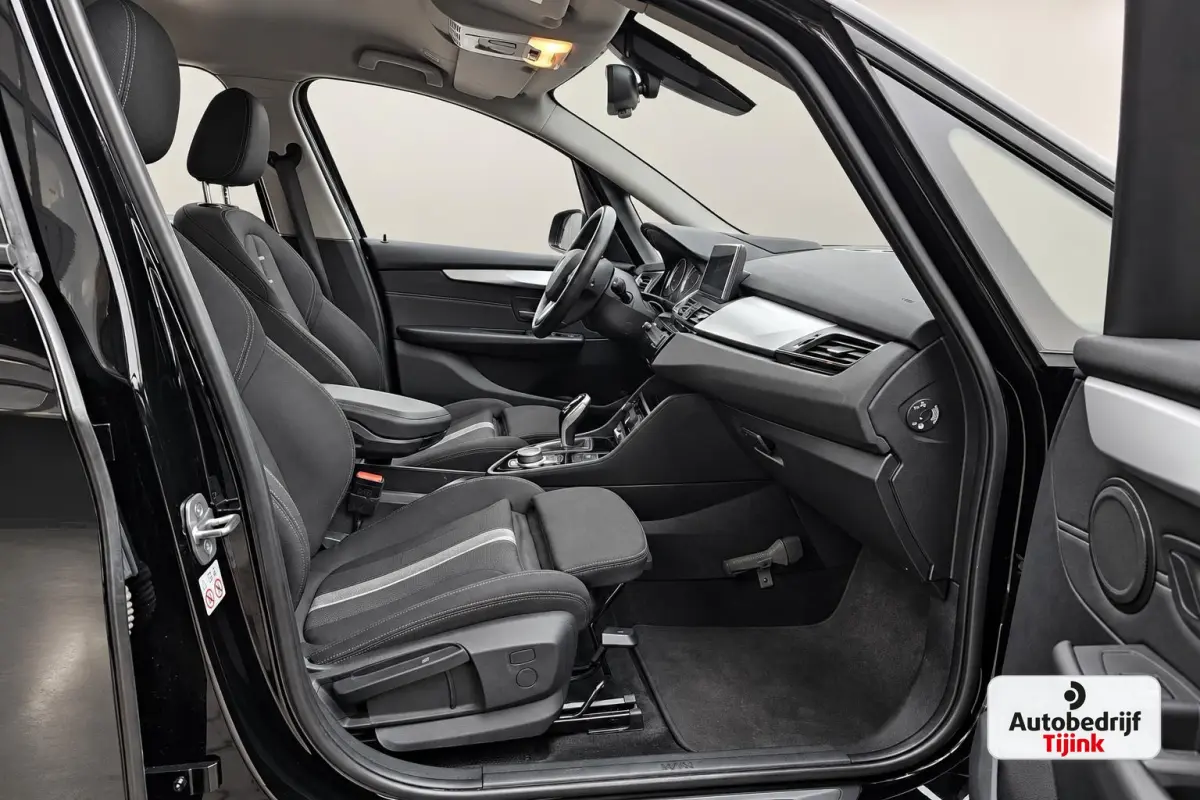 218i Business Edition | Automaat | LED | Trekhaak | Stoelverwarming | PDC | Elek. achterklep | HUD | Navi |