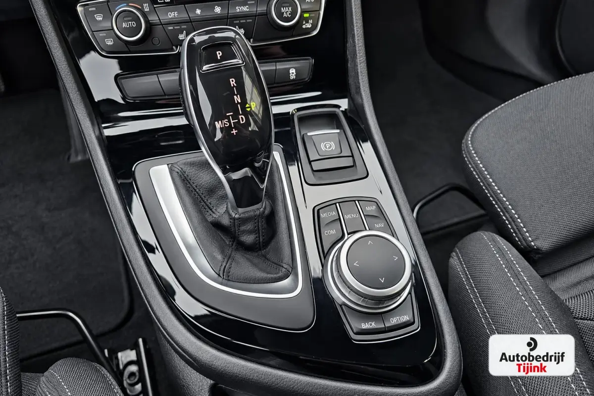 218i Business Edition | Automaat | LED | Trekhaak | Stoelverwarming | PDC | Elek. achterklep | HUD | Navi |